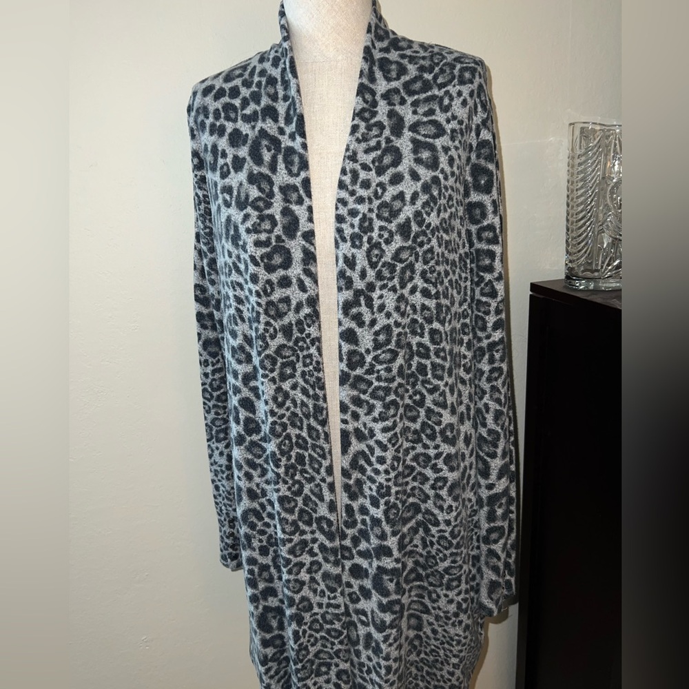 White House, Black market animal, print cardigan in size medium.
